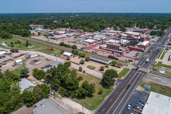 303 S Johnson St, Mineola, TX 75773